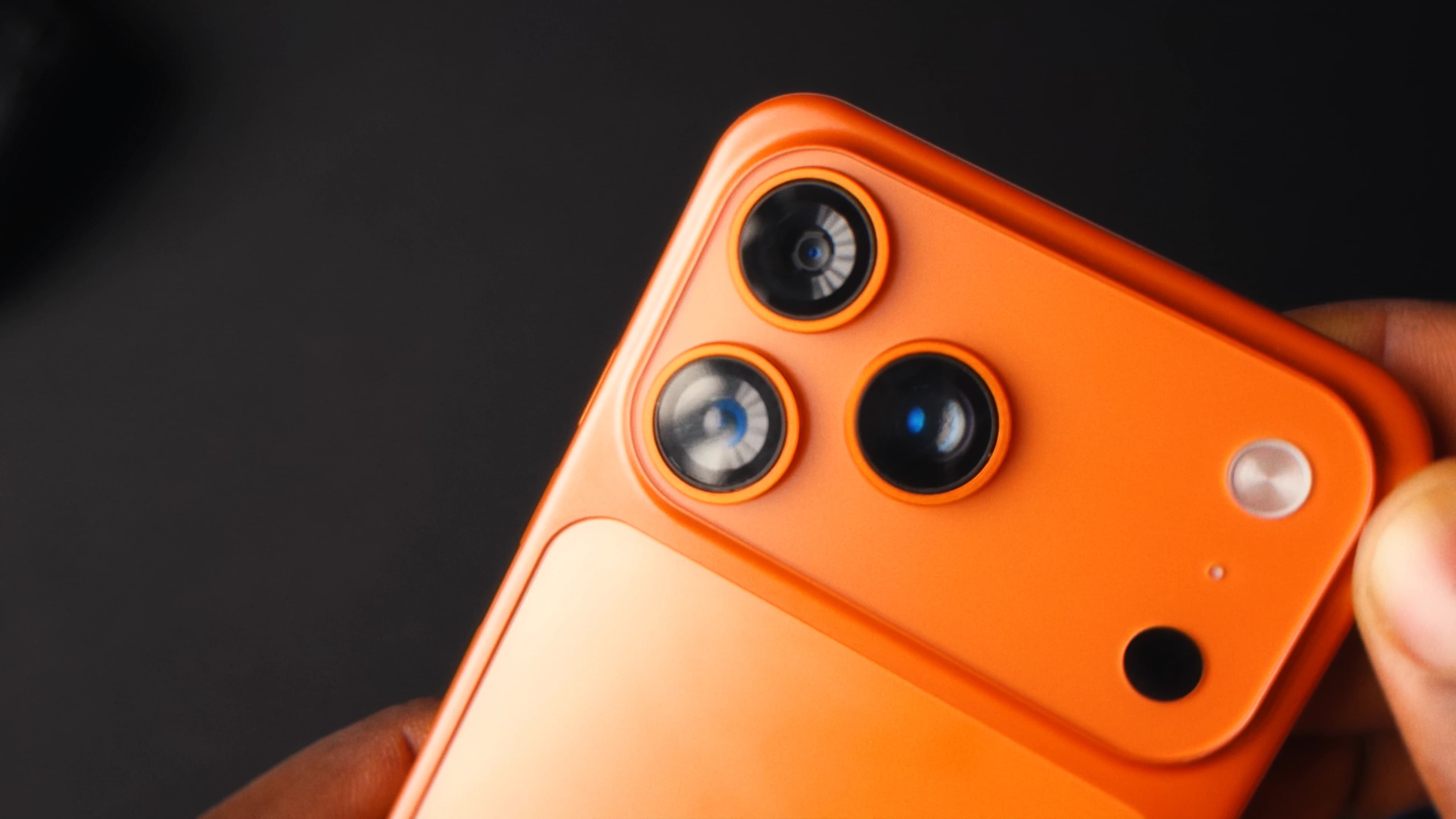 Rear of the supposed OPPO A70 Pro showing its three large camera rings